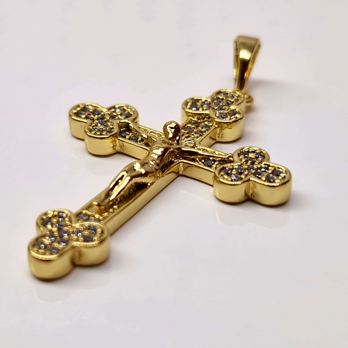 Pandantiv in forma de cruciulita placat cu aur de 14k si incrustat cu cristale albe din zirconiu [3]