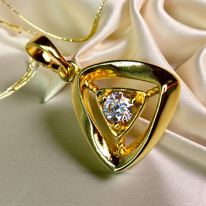 Pandantiv Olivia placat cu aur cu design triunghiular și zirconie [4]