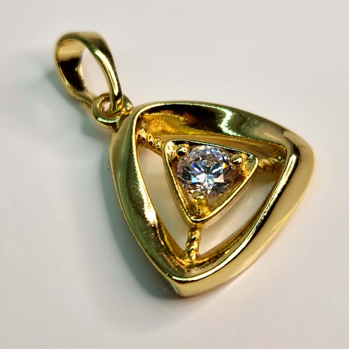 Pandantiv Olivia placat cu aur de 14k cu un cristal alb central din zirconiu [1]