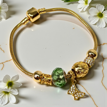 Brățară Caroline placată cu aur cu mărgea verde și charm fluture [1]