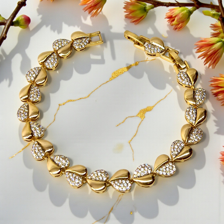 Bratara de mana placata cu aur galben de 14K cu inimioare incrustate cu cristale transparente din zirconiu [1]