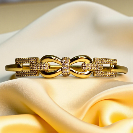 Brățară placată cu aur Karina cu nod elegant și zirconii [1]