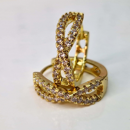 Cercei cu tortiță - Cercei rotunzi placati cu aur de 14k cu semnul infinitului incrustat cu cristale albe zirconiu