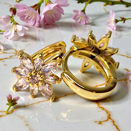 Cercei cu cristale albe zirconiu in forma de floare placati cu aur de 14k si incidere cu tortita [3]