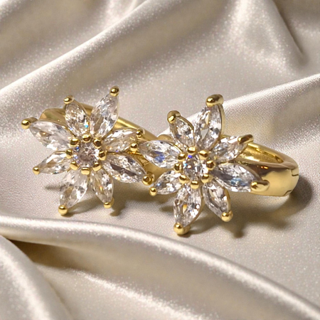 Cercei cu cristale albe zirconiu in forma de floare placati cu aur de 14k si incidere cu tortita [5]