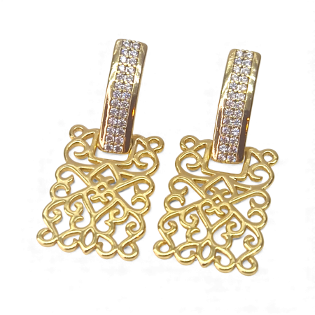 Cadouri Craciun - Cercei deosebiti placati cu aur de 14k cu cristale albe zirconiu si placuta cu model filigram