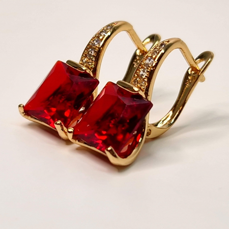 Cercei cu tortita placati cu aur de 18k cu un cristal patrat rosu si zirconii albe [1]