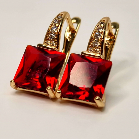 Cercei cu tortita placati cu aur de 18k cu un cristal patrat rosu si zirconii albe [0]