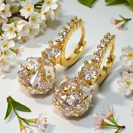 Cerceii Kirra placati cu aur de 14k incrustati cu cristale albe din zirconiu [3]