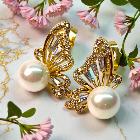 Cercei cu surub placati cu aur de 14k in forma de fluture cu perla alba centrala si cristale albe zirconiu [5]