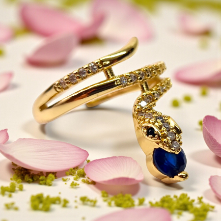 Inel Leyla Blue placat cu aur cu design serpentin și cristal albastru [1]