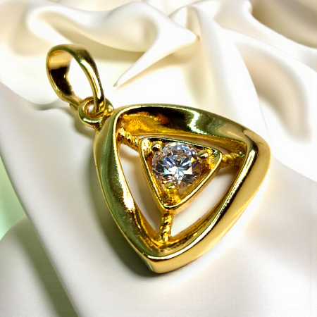 Pandantiv Olivia placat cu aur cu design triunghiular și zirconie [1]