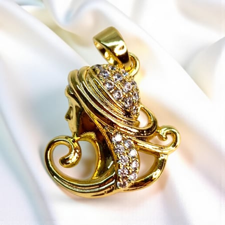 Pandantiv in forma de chip de femeia placat cu aur de 14k si incrustat cu cristale din zirconiu albe [1]