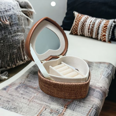 Cutie pentru bijuterii, compartimentata, model inima din vinilin, pentru inele, cercei, bratari sau coliere, dimensiuni 11x9x5m, ciocolata [0]