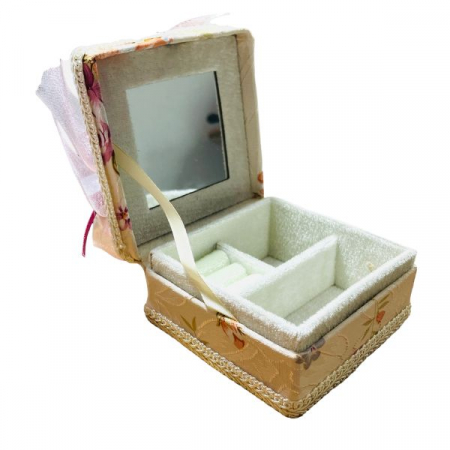 Casete bijuterii - Cutie pentru bijuterii, compartimentata, model PINK patrat cu imprimeu floral si funda din satin , pentru inele, cercei, bratari sau coliere, dimensiuni 10x5 xm