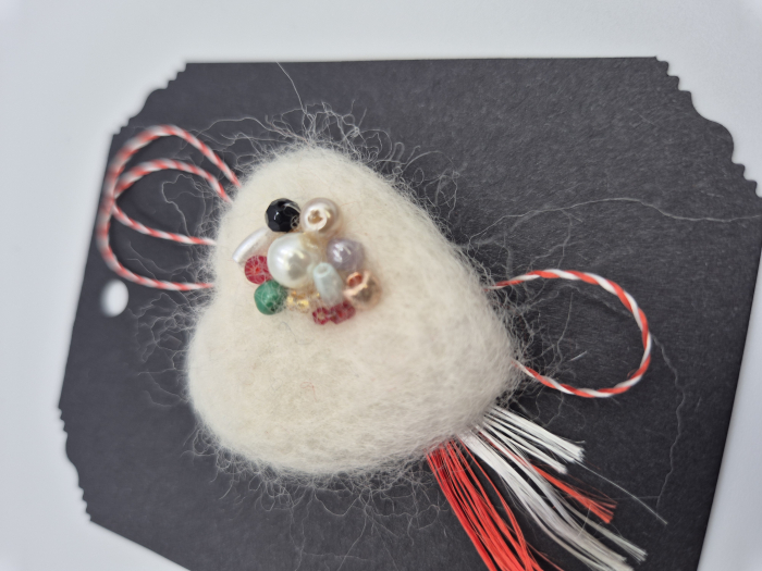 BROȘĂ MĂRȚIȘOR LÂNĂ ALB [2]