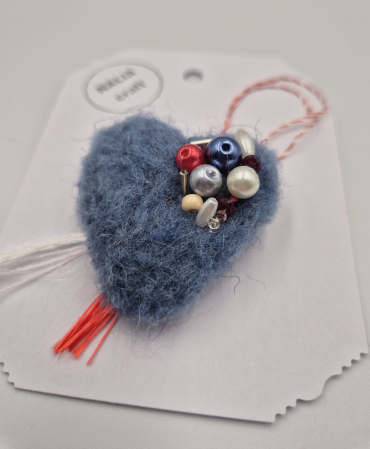 BROȘĂ MĂRȚIȘOR LÂNĂ ALBASTRU [1]