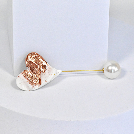 Broșe - Narru- Brosa handmade din lut polimeric si rasina