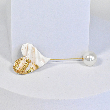 Narru- Brosa handmade din lut polimeric si rasina