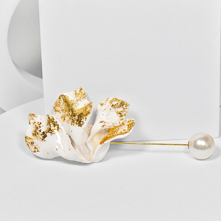 Broșe - Narru- Brosa handmade din lut polimeric si rasina