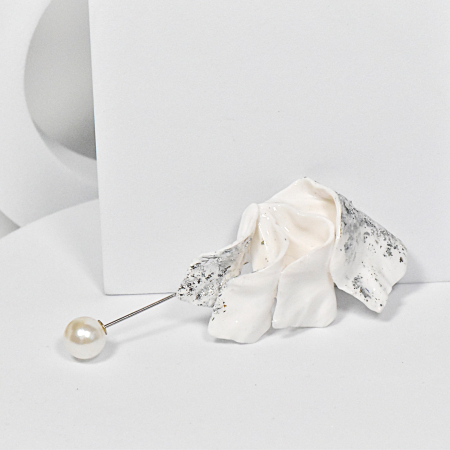 Broșe - Narru- Brosa handmade din lut polimeric si rasina