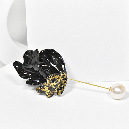 Broșe - Narru- Brosa handmade din lut polimeric si rasina