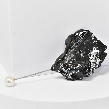 Narru- Brosa handmade din lut polimeric si rasina