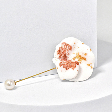 Narru- Brosa handmade din lut polimeric si rasina