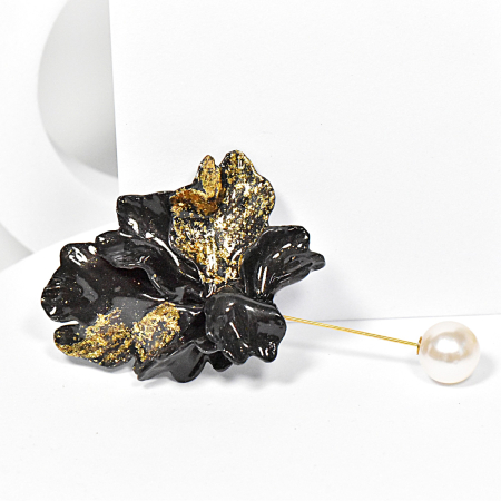 Broșe - Narru- Brosa handmade din lut polimeric si rasina