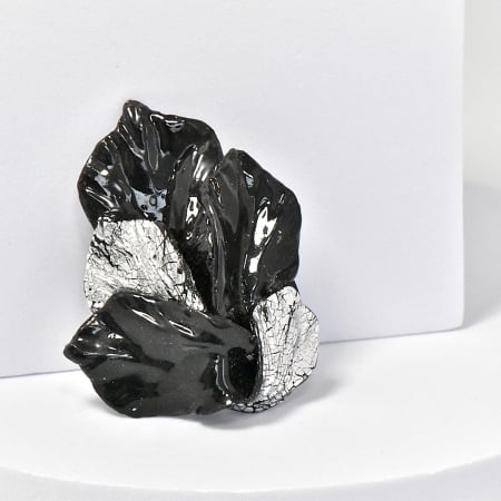 Narru- Brosa handmade din lut polimeric si rasina