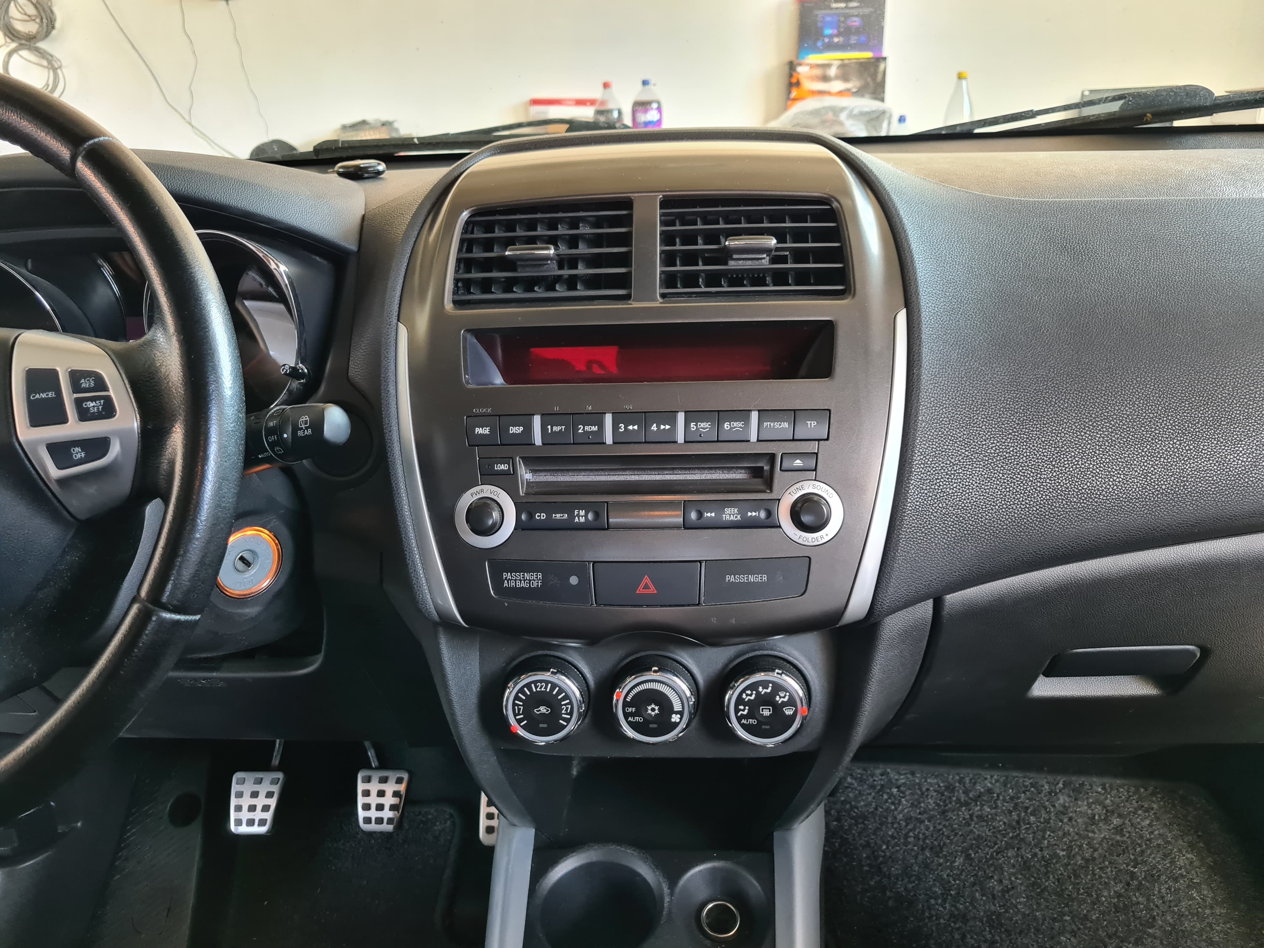 Mitsubishi ASX 2013 - bord original, înainte de upgrade navigație Bordul original Mitsubishi ASX 2013 înainte de montaj navigație android