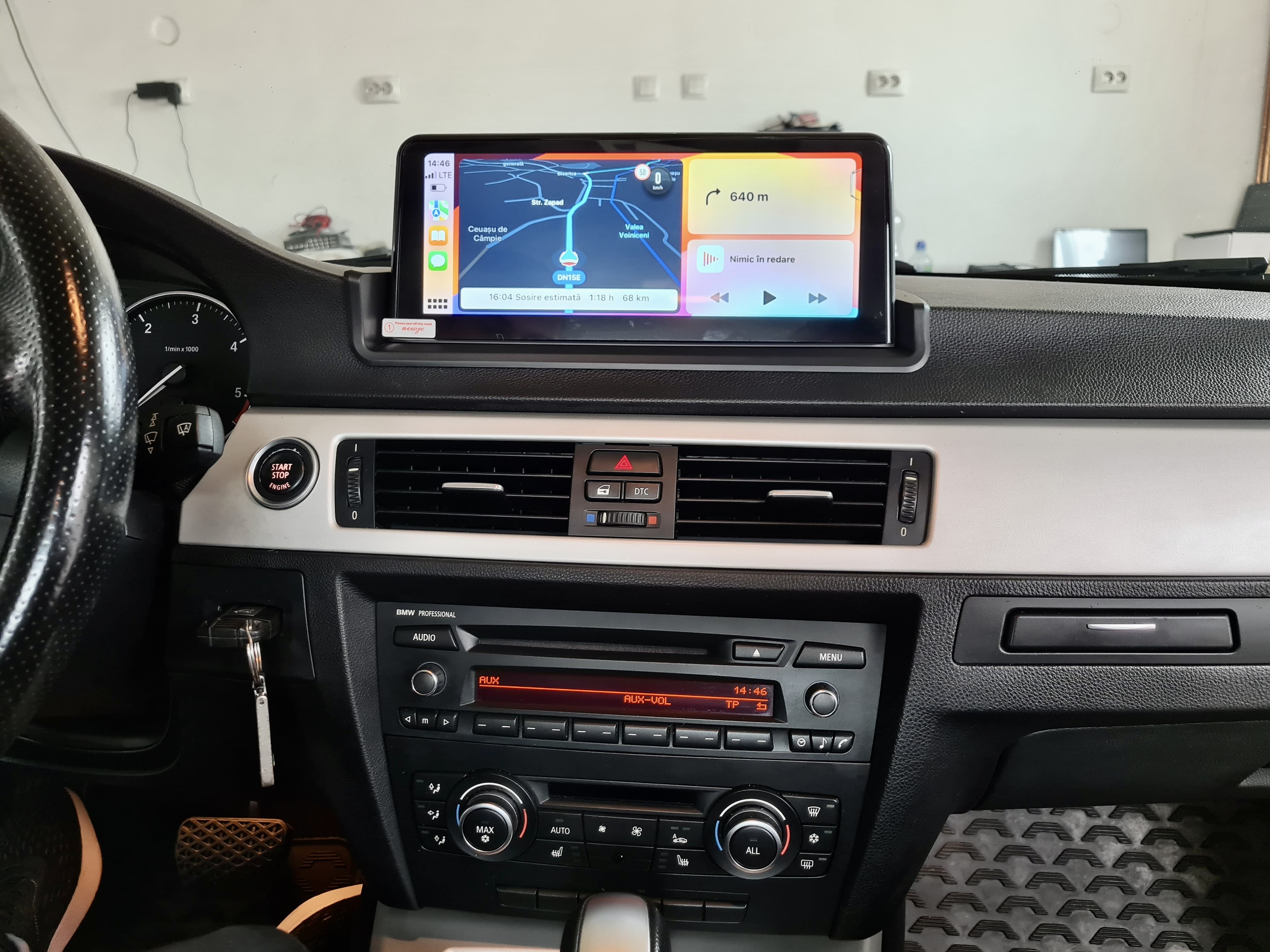 Apple CarPlay Wireless pe BMW E90 Apple CarPlay rulând pe navigația de 10.25 inch de pe BMW E90