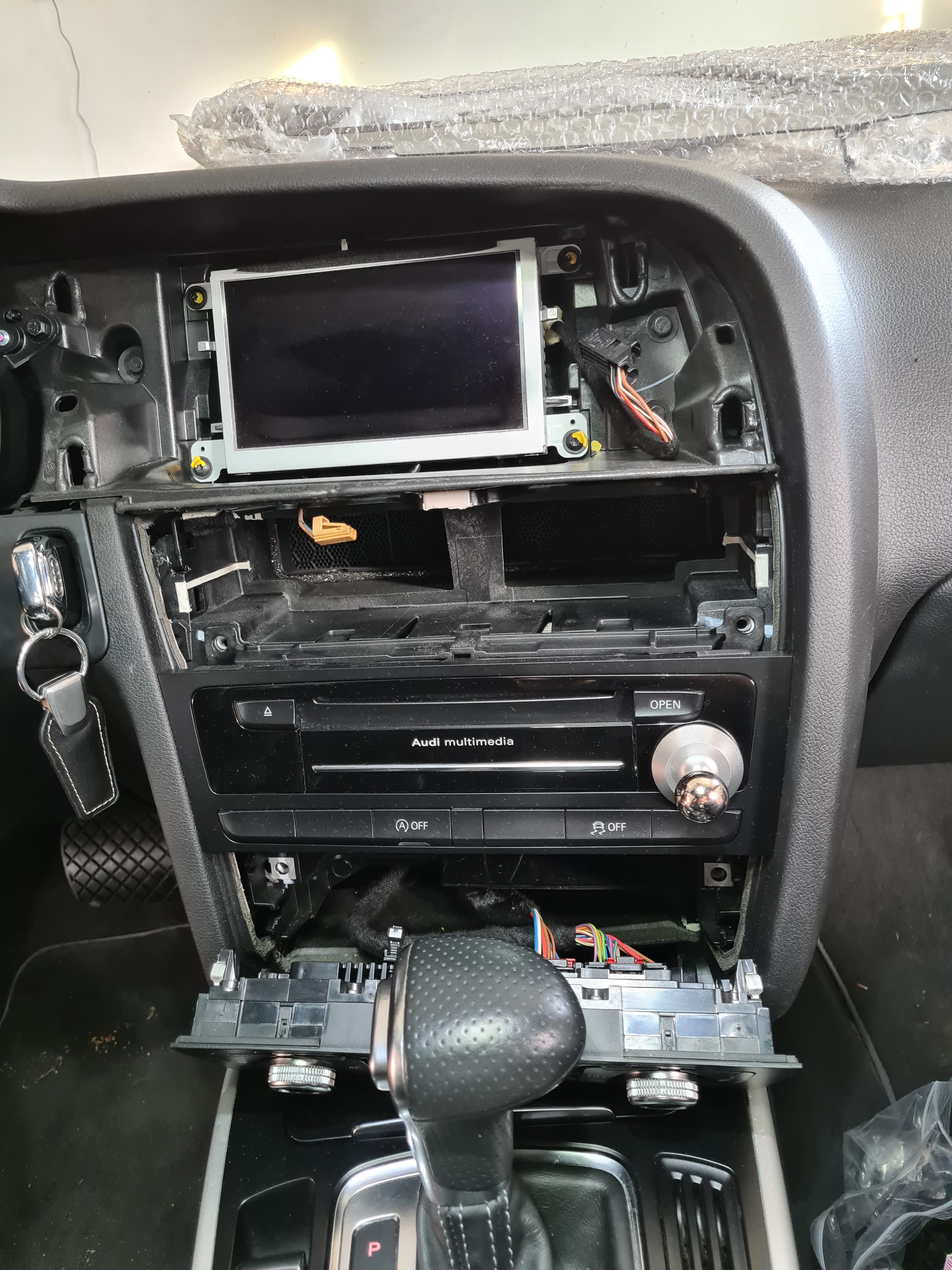În timpul montajului navigației pe Audi A5 Montajul navigației dedicate pe Audi A5, extragerea grilei de ventilație și conectarea cablurilor