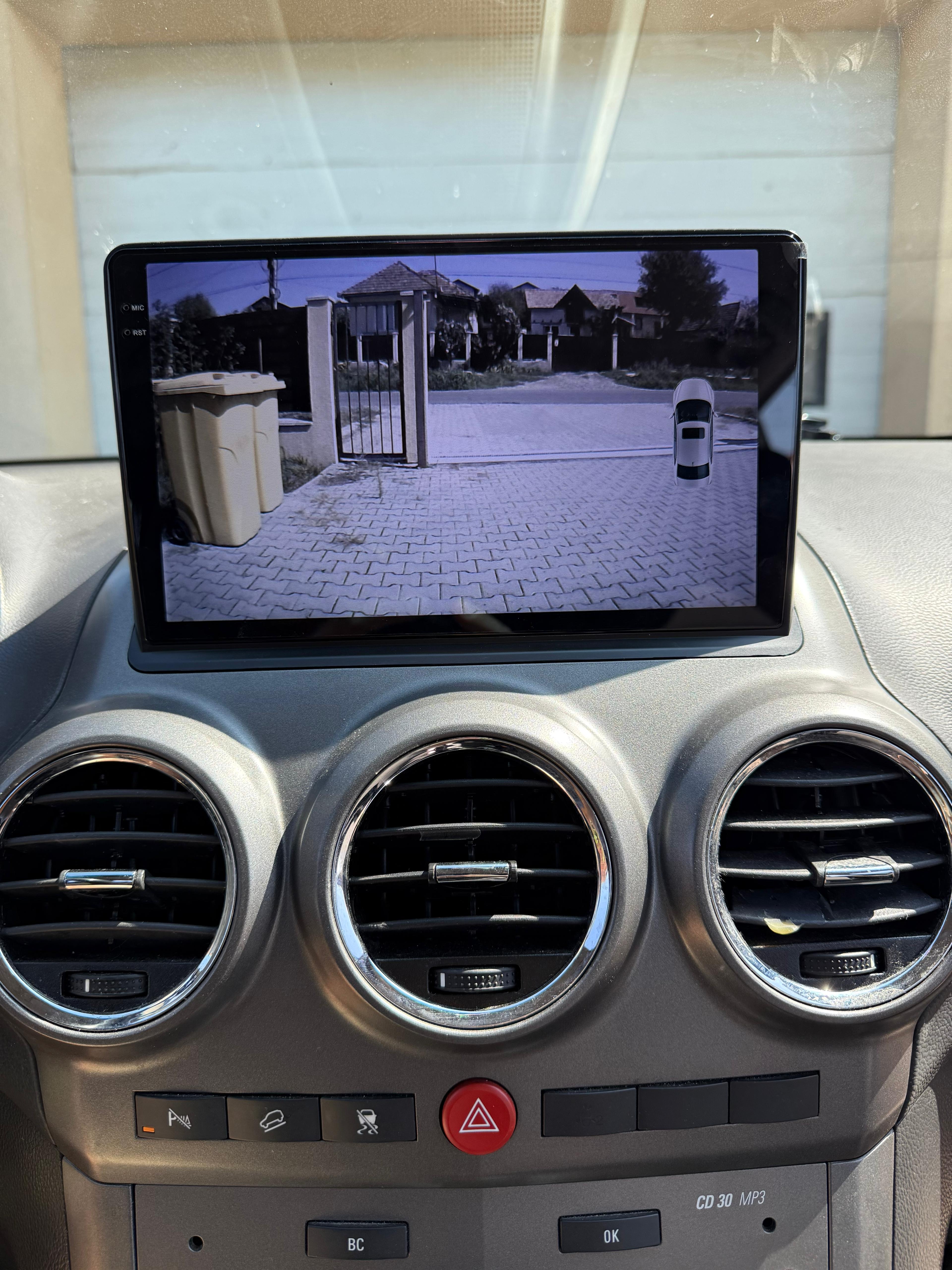 Cameră de marșarier în funcțiune pe Opel Antara Camera de marșarier afișată pe ecranul navigației de 9 inch pe Opel Antara