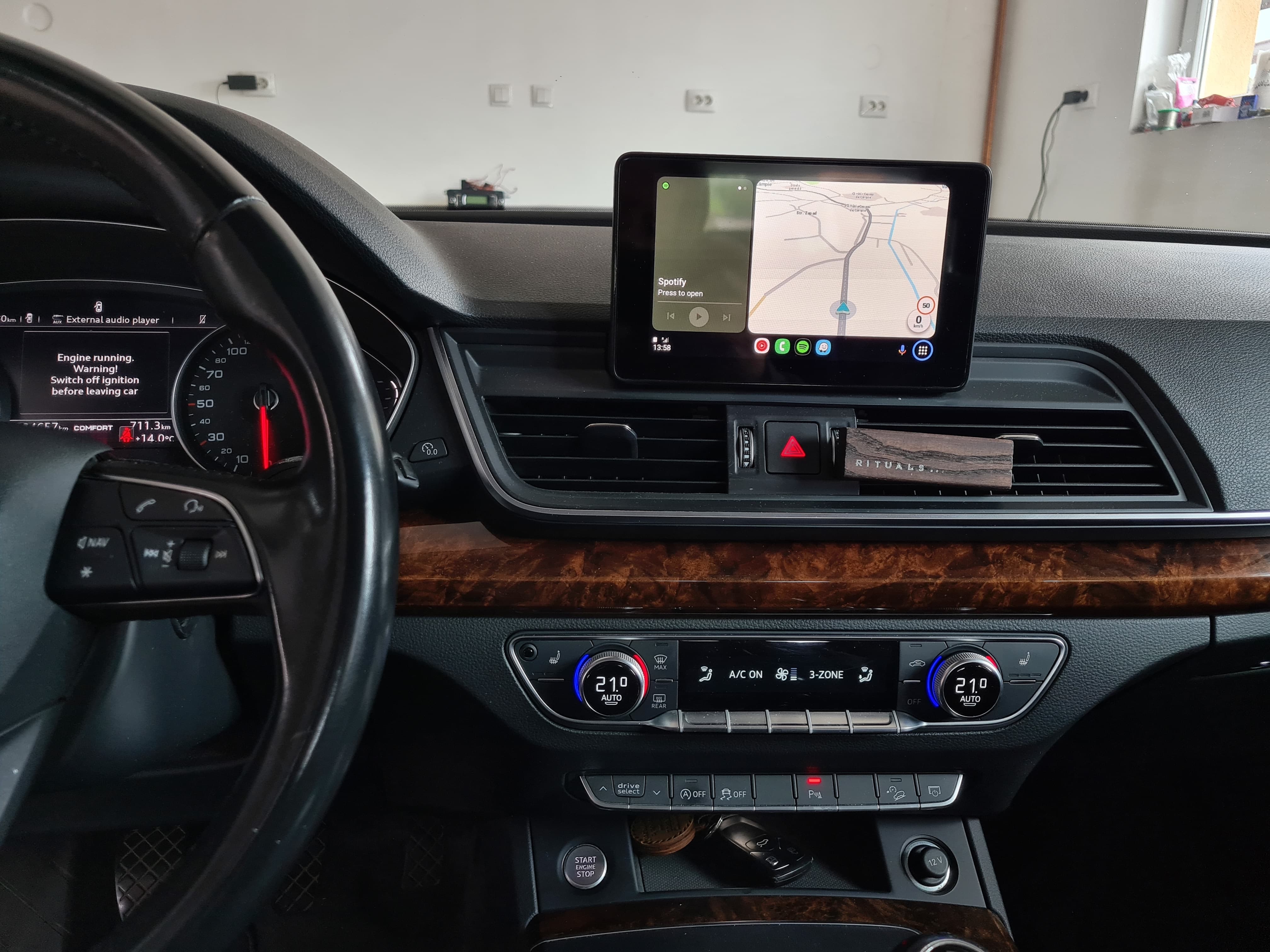 Interfața CarPlay pe Audi Q5 - după montajul modulului Meniul Apple CarPlay rulând pe ecranul original Audi MMI al unui Q5