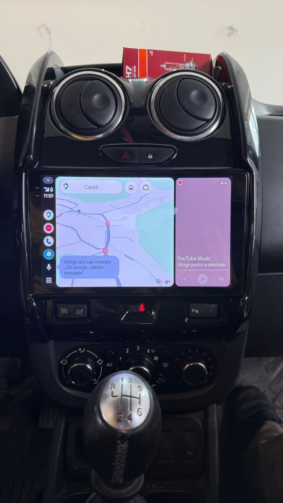 Interfața Apple CarPlay afișată wireless pe Duster Apple CarPlay Wireless conectat pe navigatie Dacia Duster Waze si Spotify