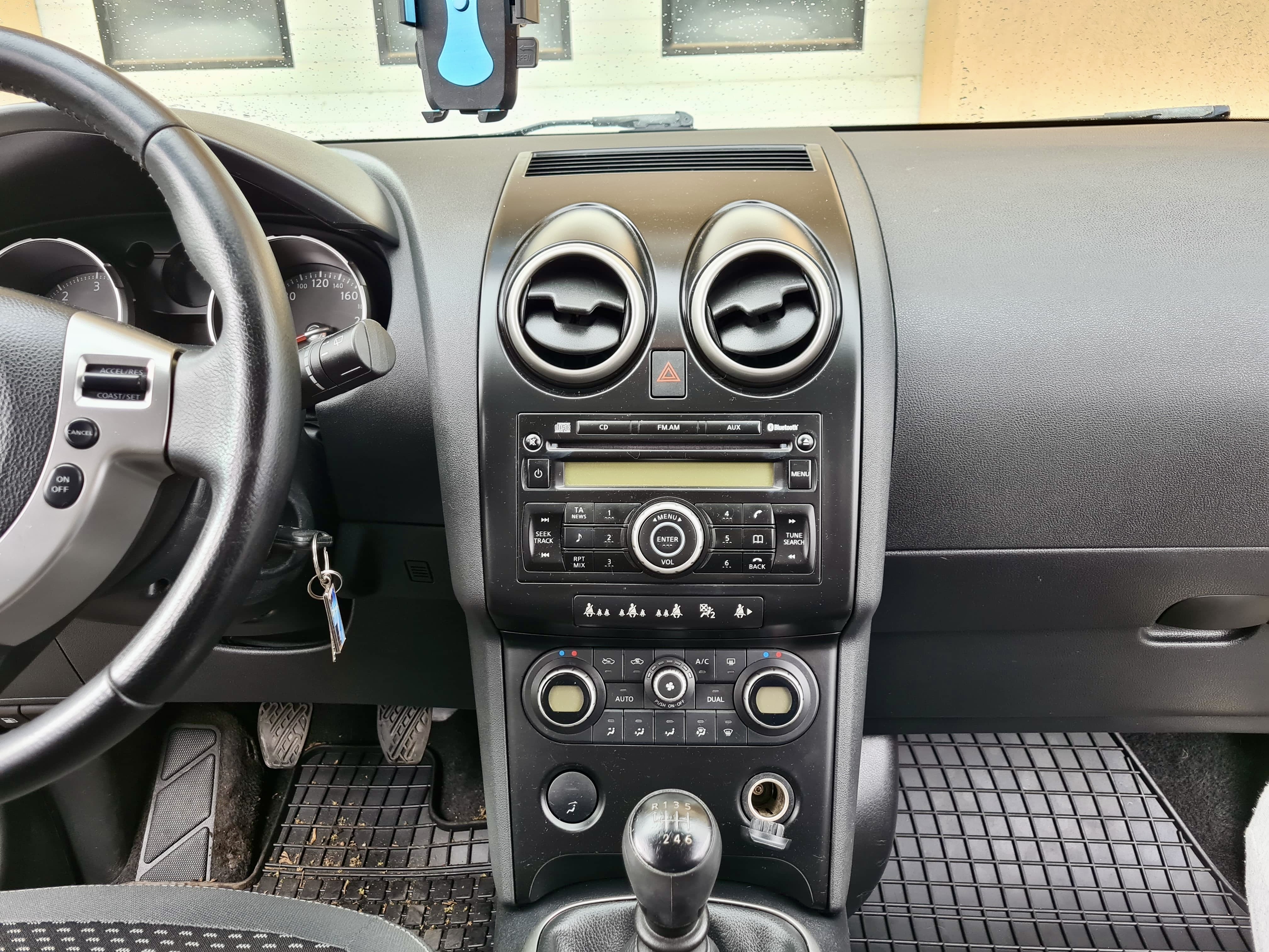 Nissan Qashqai J10 - bord original, înainte de upgrade Bordul original Nissan Qashqai J10 înainte de montaj navigație android