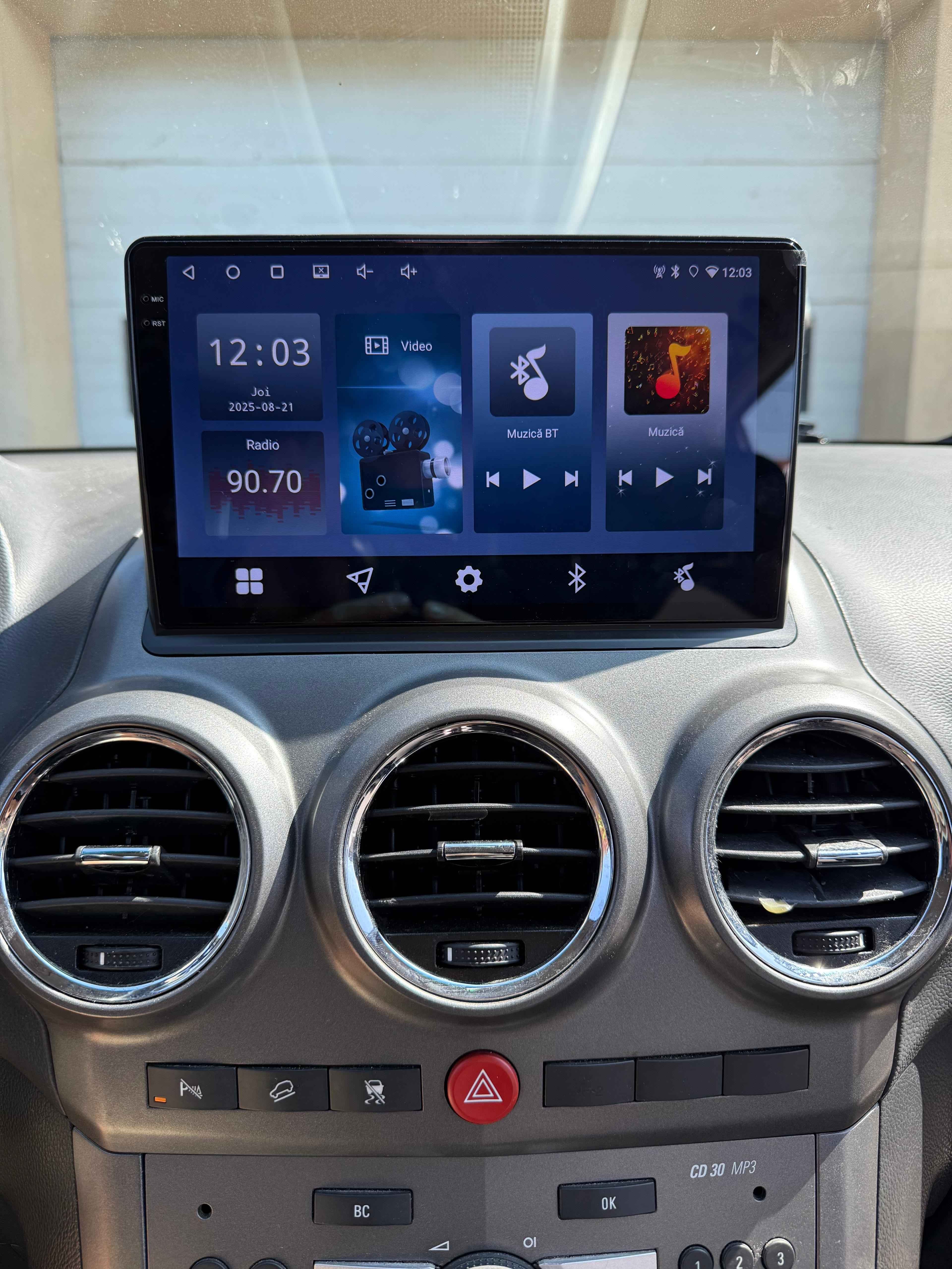 Bord modernizat Opel Antara cu ecran de 9 inch Navigație Android dedicată de 9 inch montată pe Opel Antara, vedere meniu principal