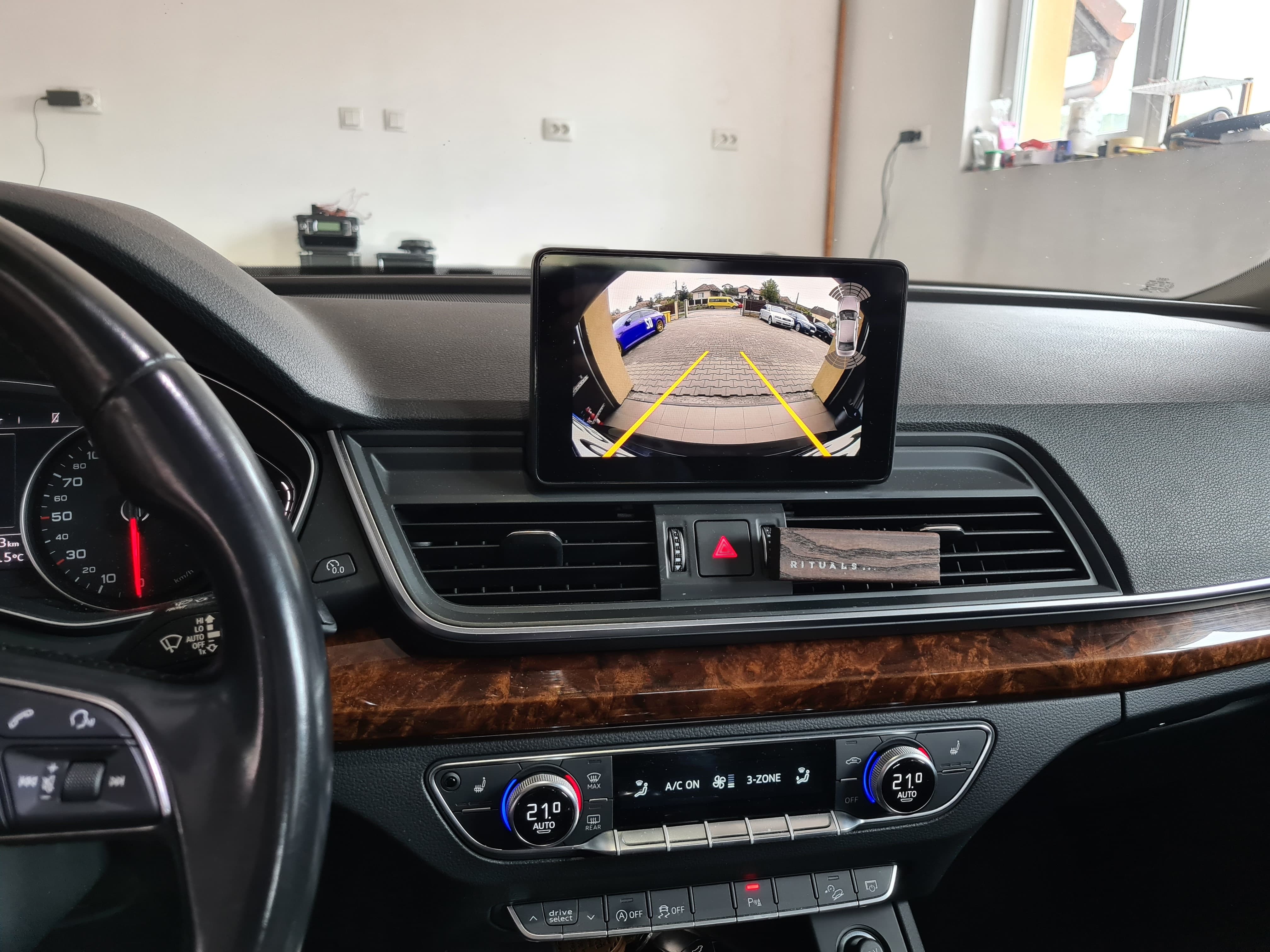 Camera de marșarier în funcțiune pe Audi Q5 Imaginea camerei de marșarier cu ghidaje dinamice afișată pe ecranul Audi Q5
