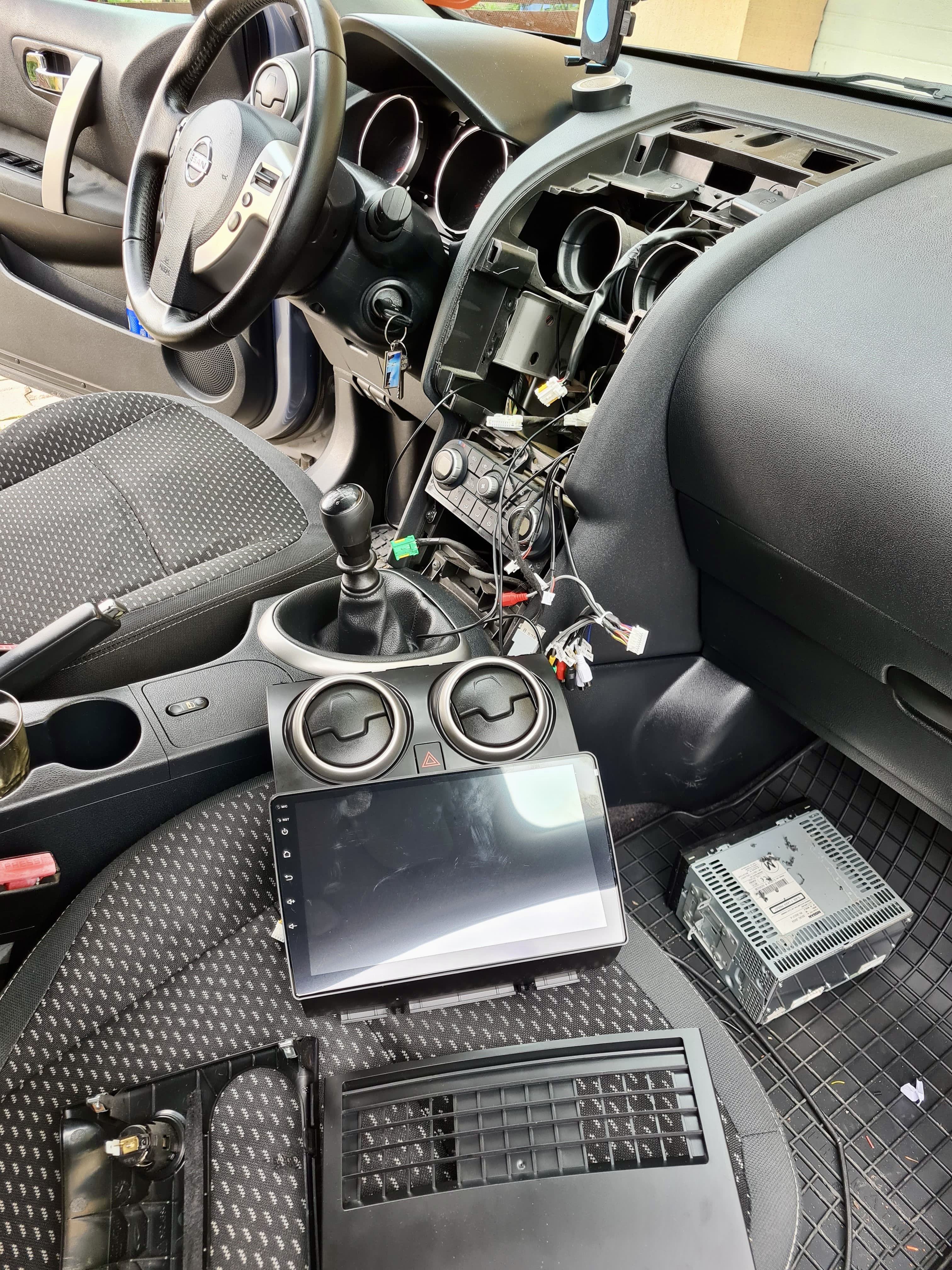 În timpul montajului navigației pe Qashqai Montajul navigației dedicate pe Nissan Qashqai, conectarea mufelor Plug & Play
