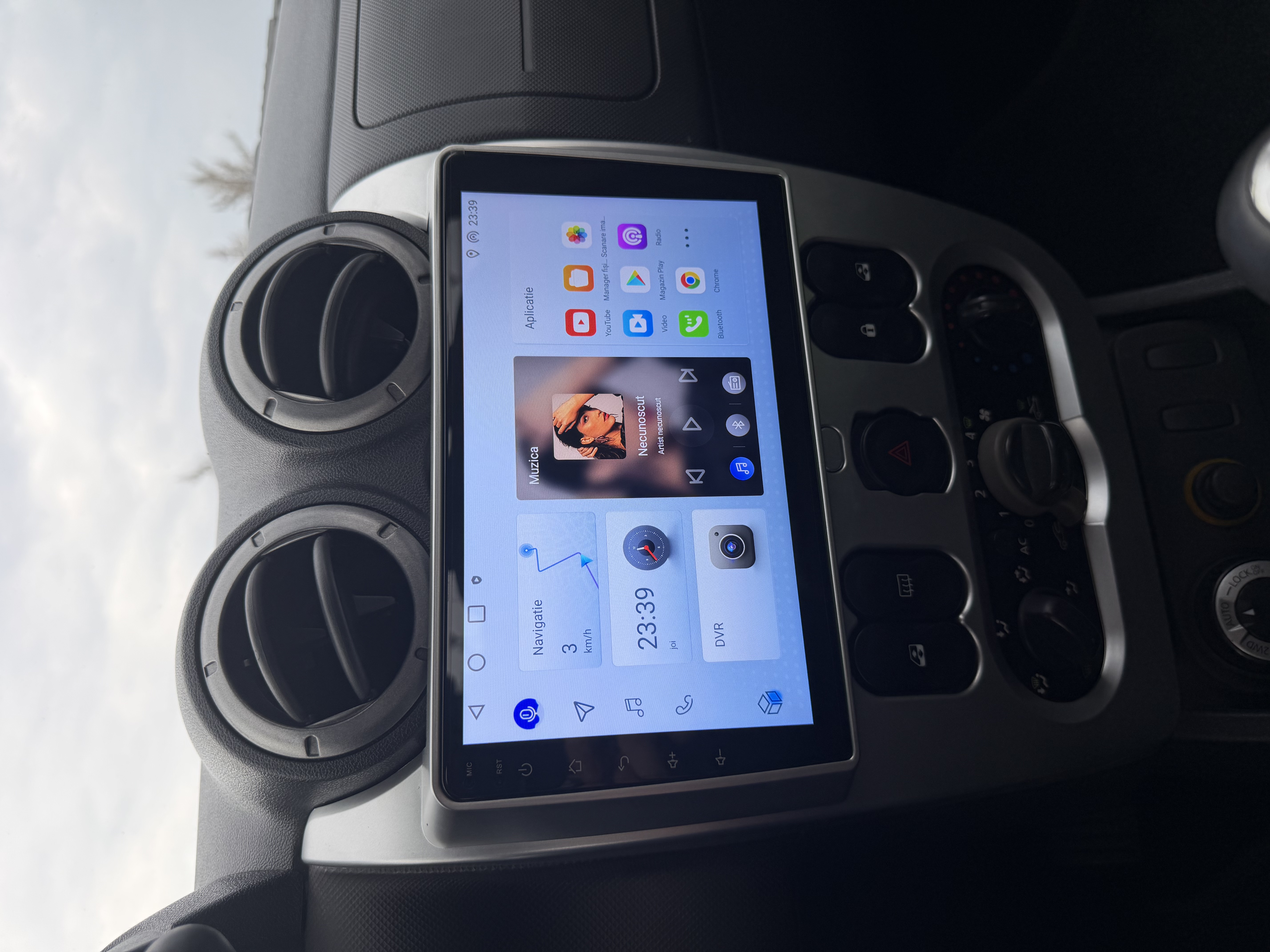 Navigație Android 9 inch instalată pe Dacia Logan (2011) Rezultat final montaj navigație Android 9 inch cu rama dedicată pe Dacia Logan 2011