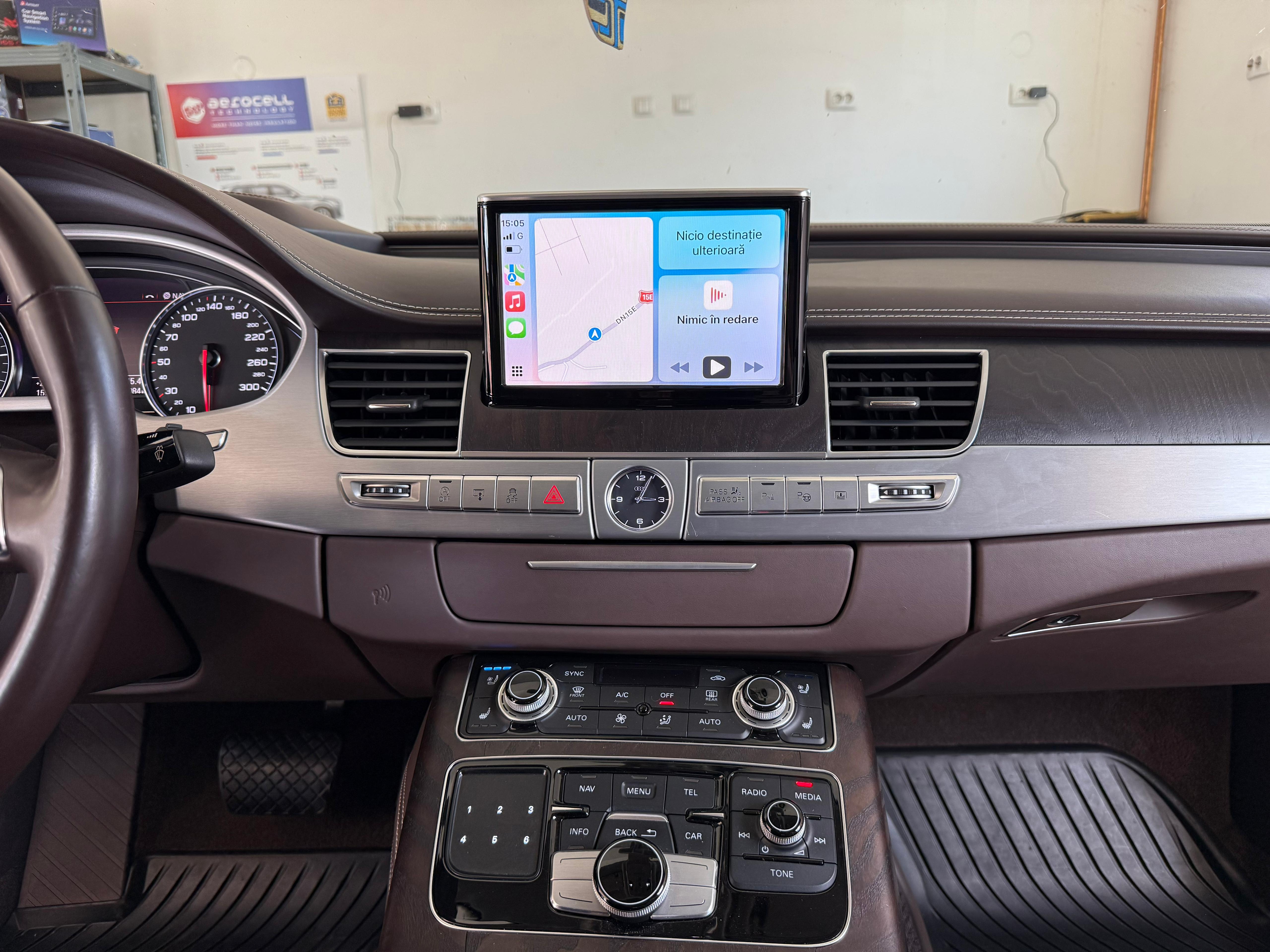 CarPlay Wireless activ pe ecranul MMI original Audi A8 Interfața Apple CarPlay și Waze rulând pe ecranul retractabil original de pe Audi A8 D4