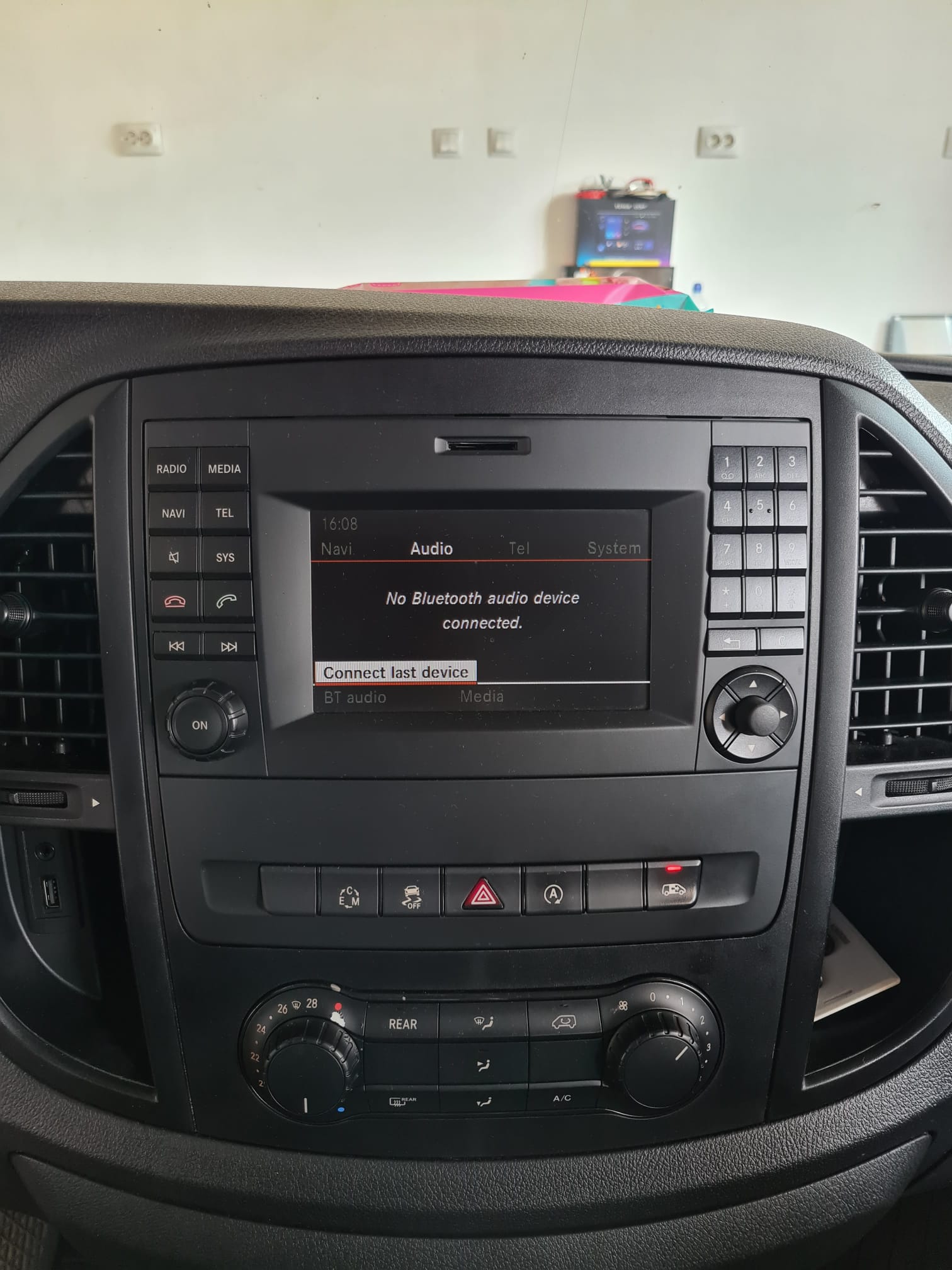 Bord original Mercedes Vito W447 - înainte de upgrade Bordul unui Mercedes Vito W447 cu sistemul original de fabrică, înainte de upgrade
