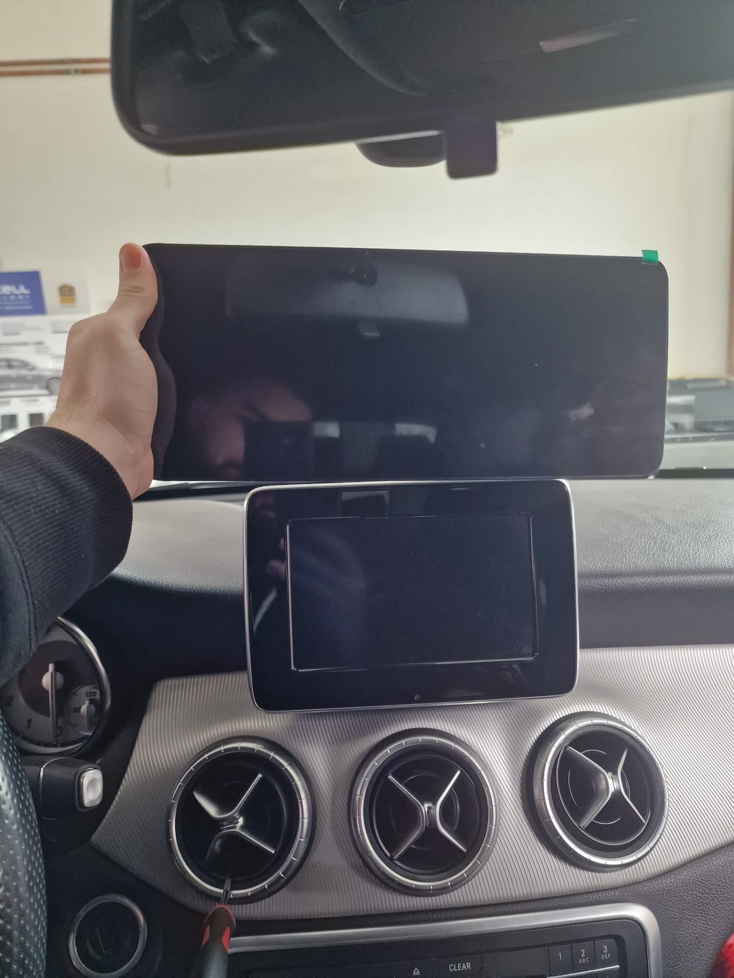 Mercedes CLA - ecranul original NTG, înainte de upgrade Bordul original Mercedes CLA inainte de montaj navigatie android