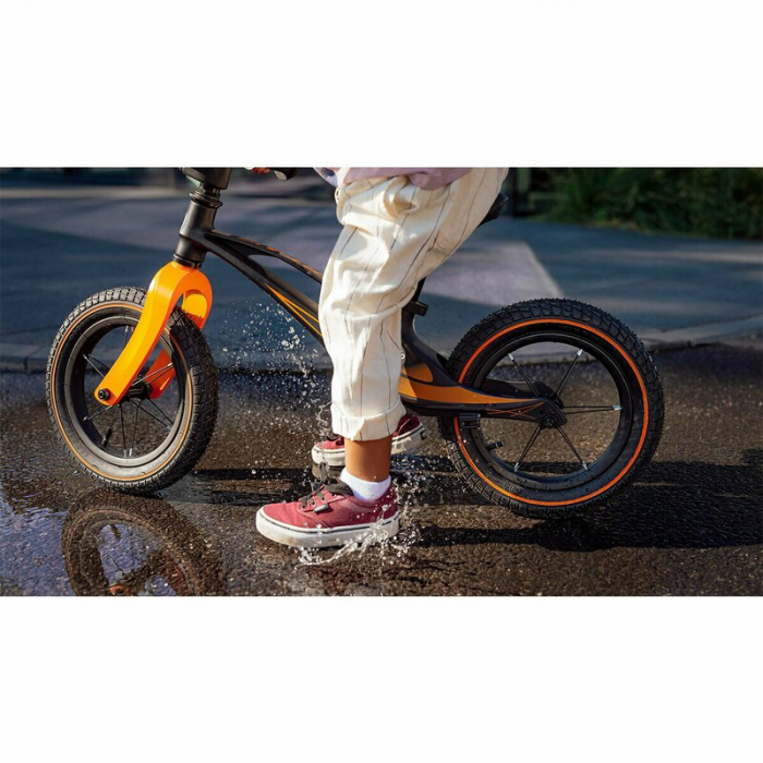 Lionelo - Bicicleta usoara Bart Air, Fara pedale, Cu roti gonflabile, Cu cadru din magneziu, Cu ghidon si sa reglabile, Greutate 3.8 Kg, 12 inch, Conform cu standardul european de securitate EN71, Alb [17]
