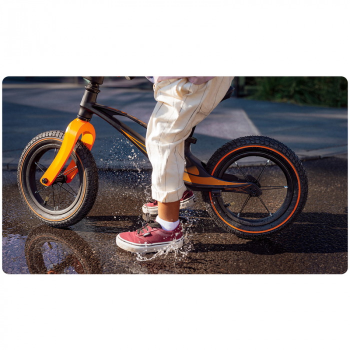 Lionelo - Bicicleta usoara Bart Air, Fara pedale, Cu roti gonflabile, Cu cadru din magneziu, Cu ghidon si sa reglabile, Greutate 3.8 Kg, 12 inch, Conform cu standardul european de securitate EN71, Neg [12]