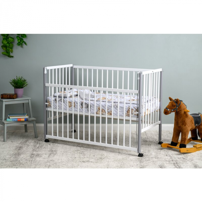 Patut din lemn bebe, 120x60 cm, Cu laterala culisanta, Din lemn de pin si mdf, Stabil si rezistent, Inaltime saltea reglabila pe 3 nivele, Laterala cu 3 bete detasabile, EN716-1, EN716-2, Alb, Qmini,  [1]