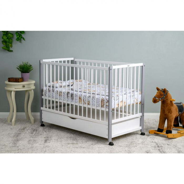 Patut din lemn bebe, 120x60 cm, Cu sertar cu capac, Din lemn de pin si mdf, Stabil si rezistent, Inaltime saltea reglabila pe 3 nivele, Laterala cu 3 bete detasabile, EN716-1, EN716-2, Alb, Qmini, May [1]