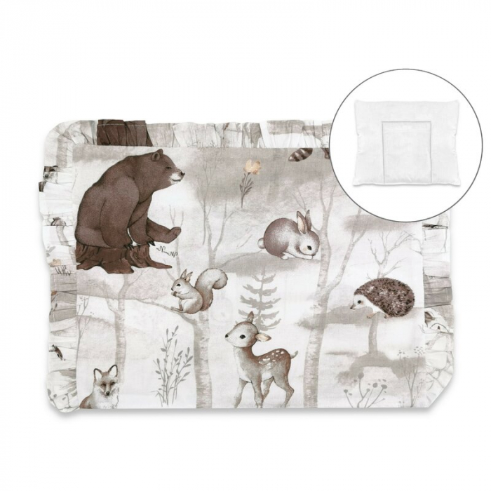 Perna clasica de dormit, MimiNu, Cu volanas, Cu husa detasabila cu fermoar, Din bumbac certificat Oeko Tex Standard 100, Pentru patut, carucior, balansoar, 30x40 cm, Design, Woodland [1]