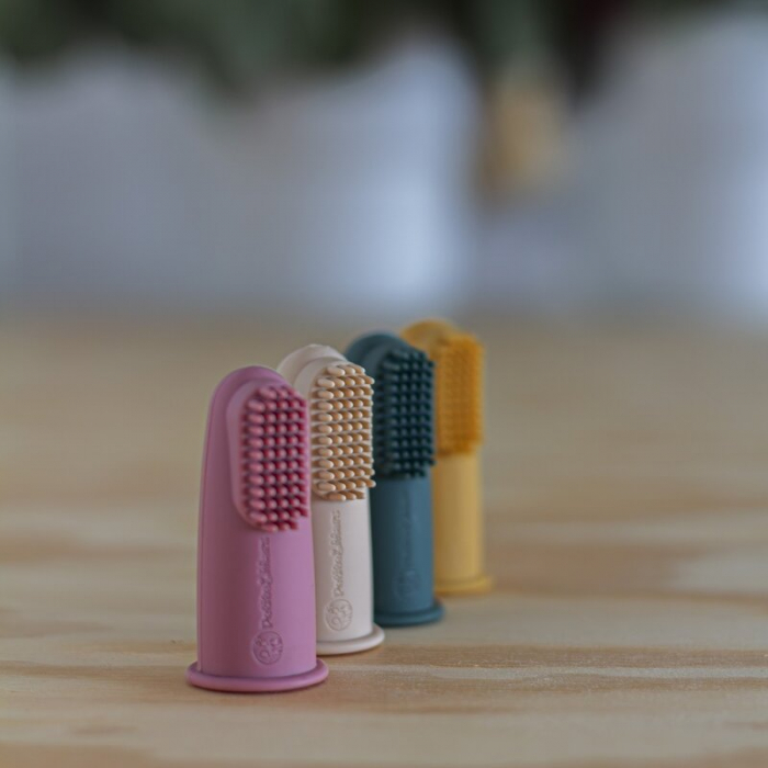 Petite&Mars - Set 2 periute de dinti pentru deget, Cu peri moi, Silicon, Include cutie depozitare, 0 luni+, Galben/Verde [5]